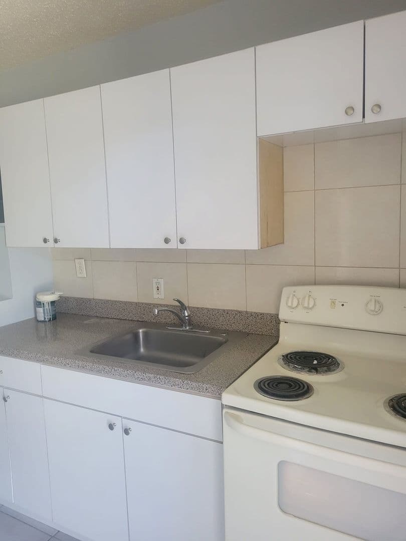 Hollywood Apartment: 6097 Rodman Street