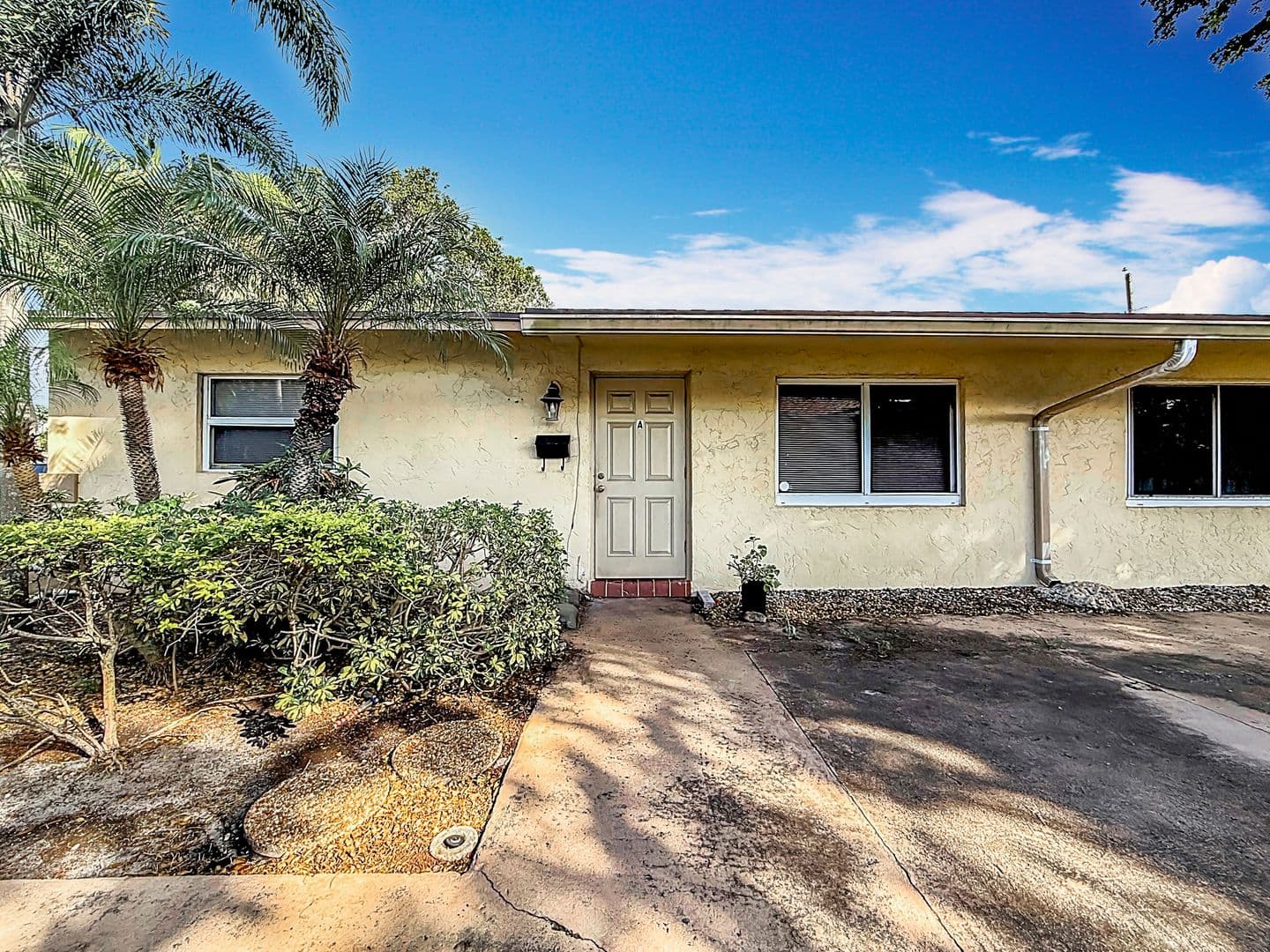 Pompano Apartment: 410 NE 12th Ave