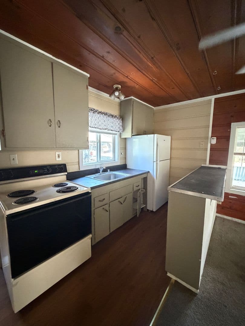 South Lake Tahoe Apartment: 1048 Reno Ave.