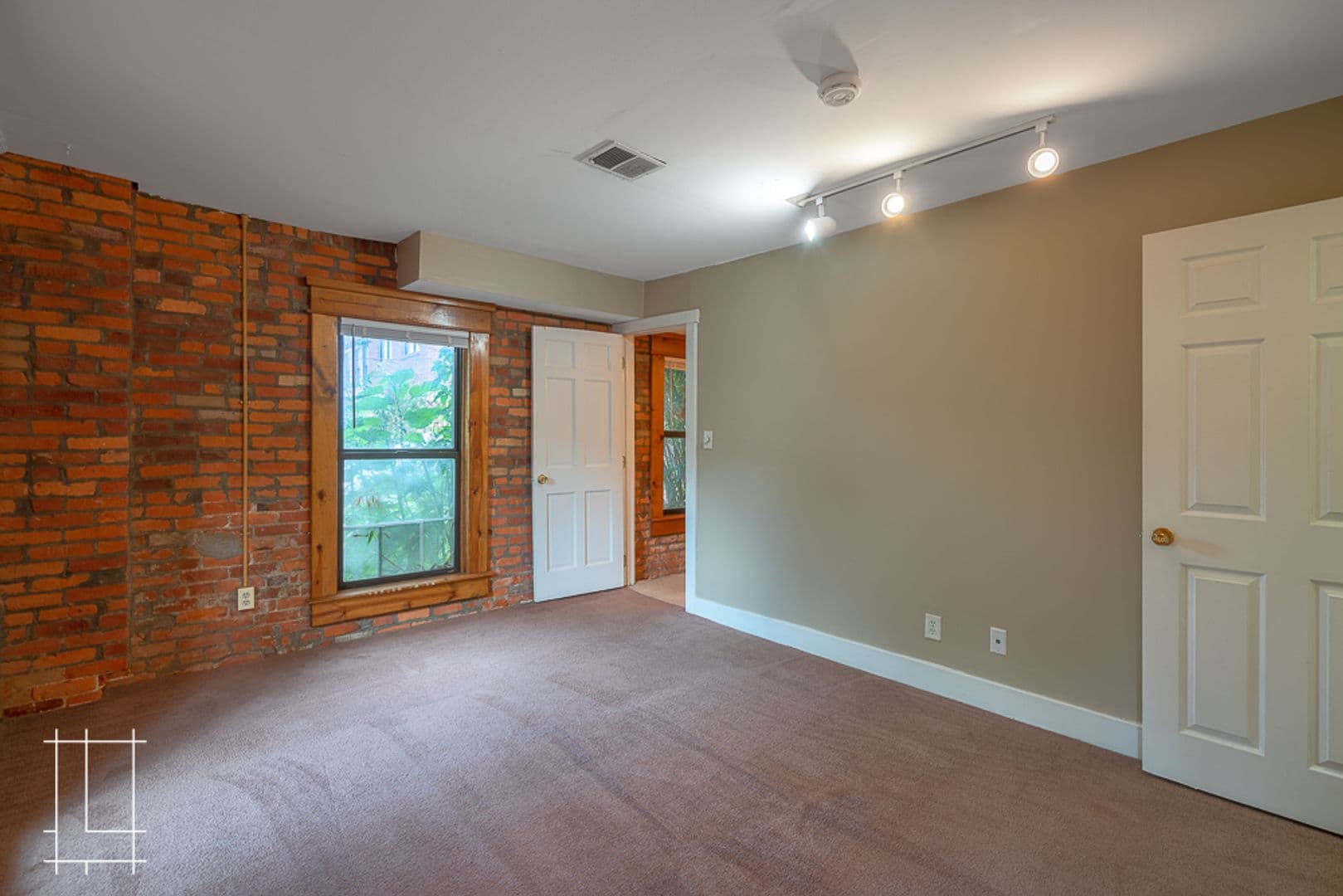 Columbus Apartment: 880 Hamlet St.