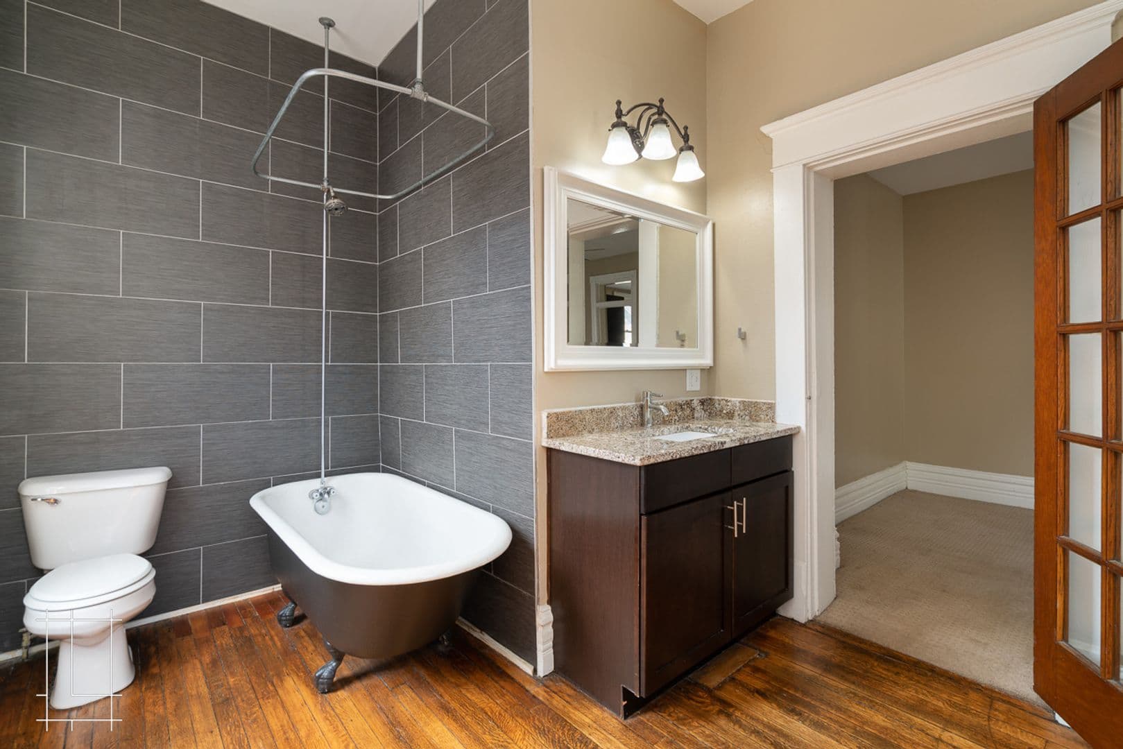 Columbus Apartment: 216 W. Hubbard Ave