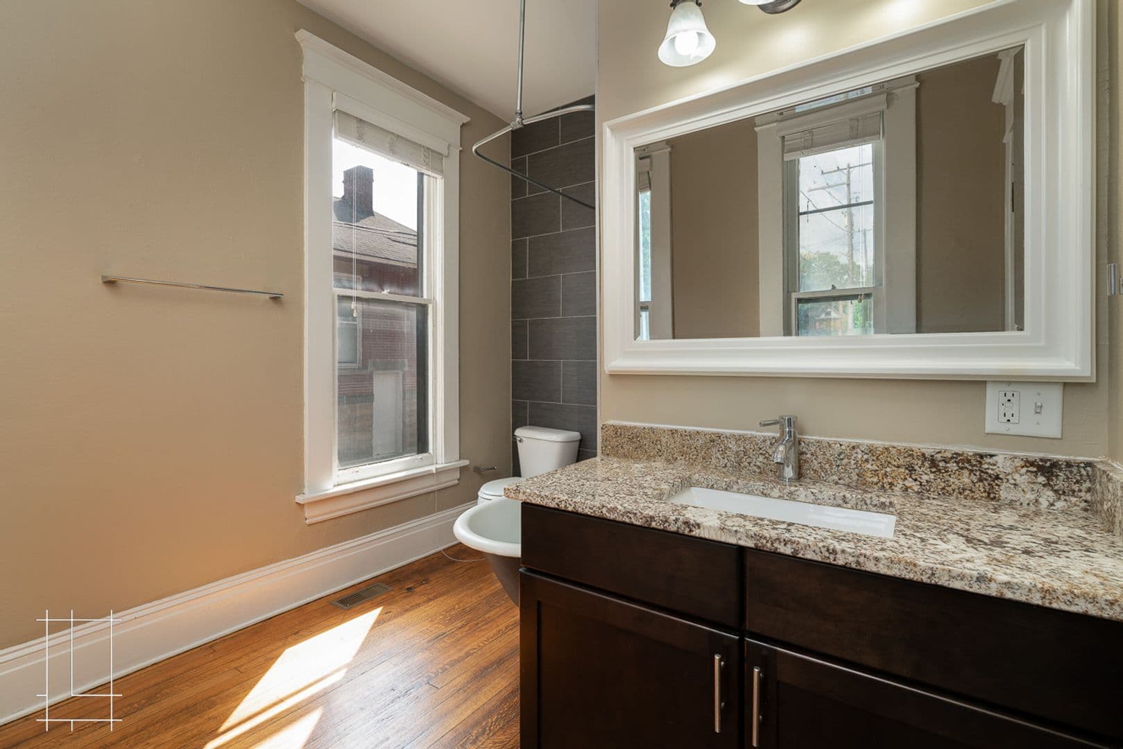 Columbus Apartment: 216 W. Hubbard Ave