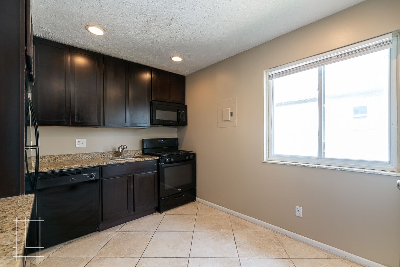 Columbus Apartment: 79 W. Starr Ave