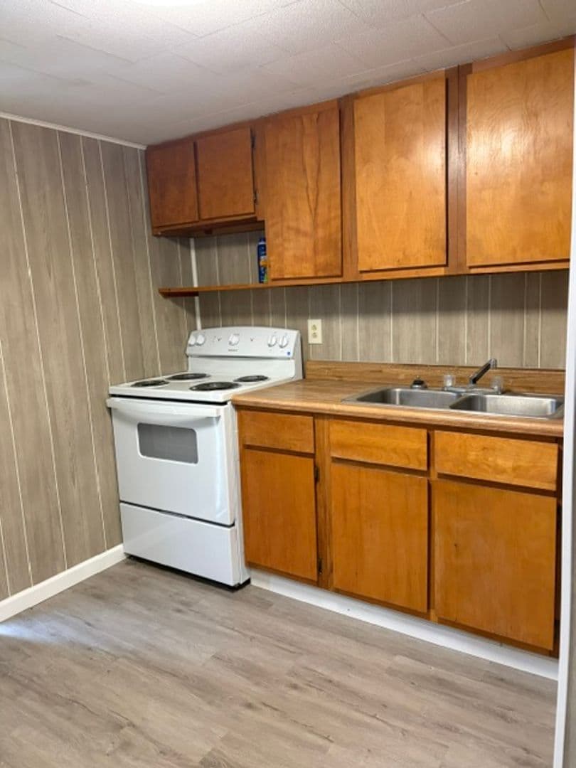 Bloomfield Apartment: 302 1/2 N Washington St