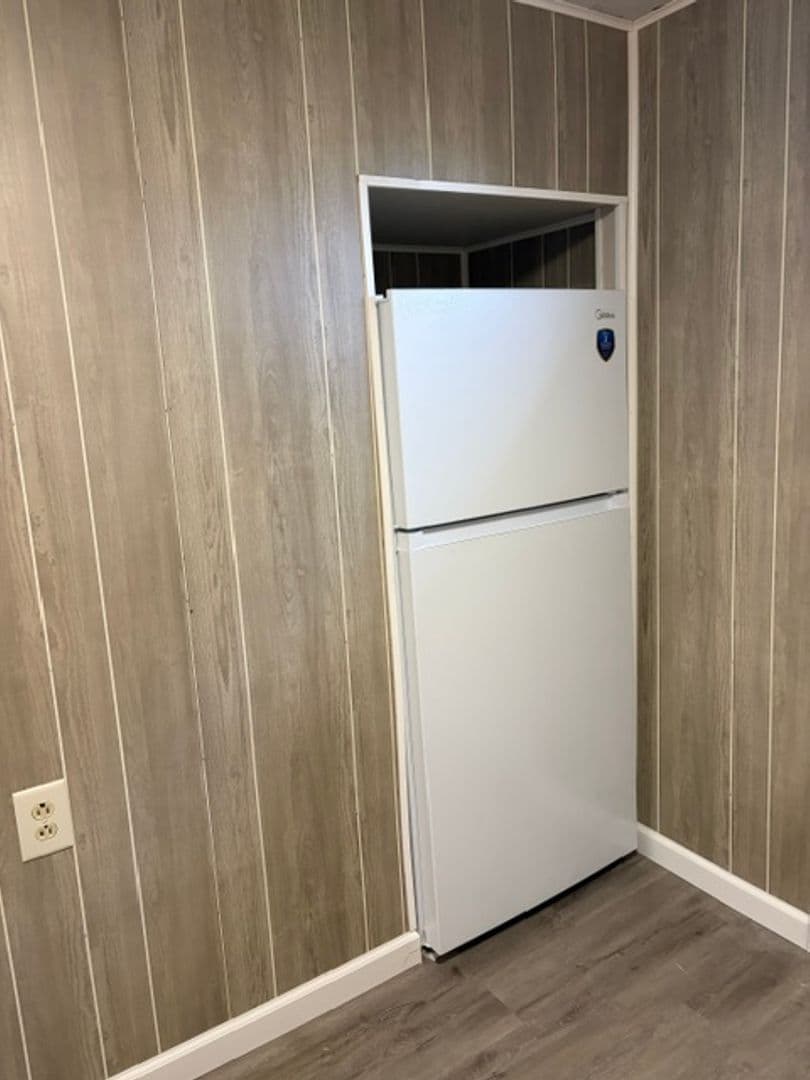 Bloomfield Apartment: 302 1/2 N Washington St
