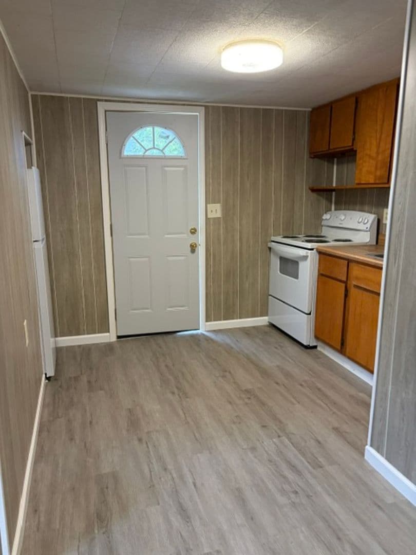 Bloomfield Apartment: 302 1/2 N Washington St