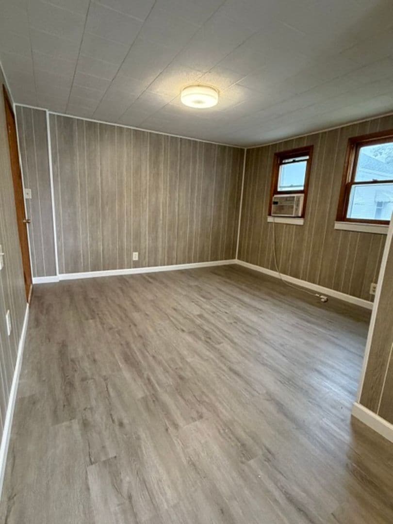 Bloomfield Apartment: 302 1/2 N Washington St