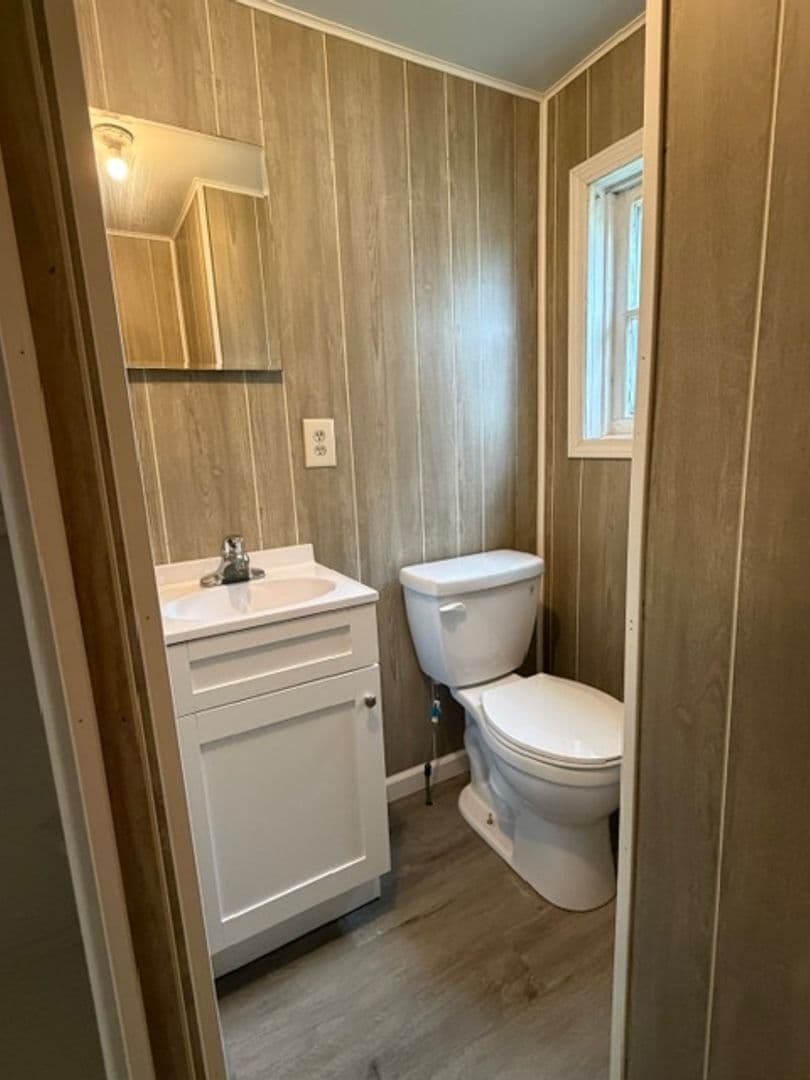 Bloomfield Apartment: 302 1/2 N Washington St