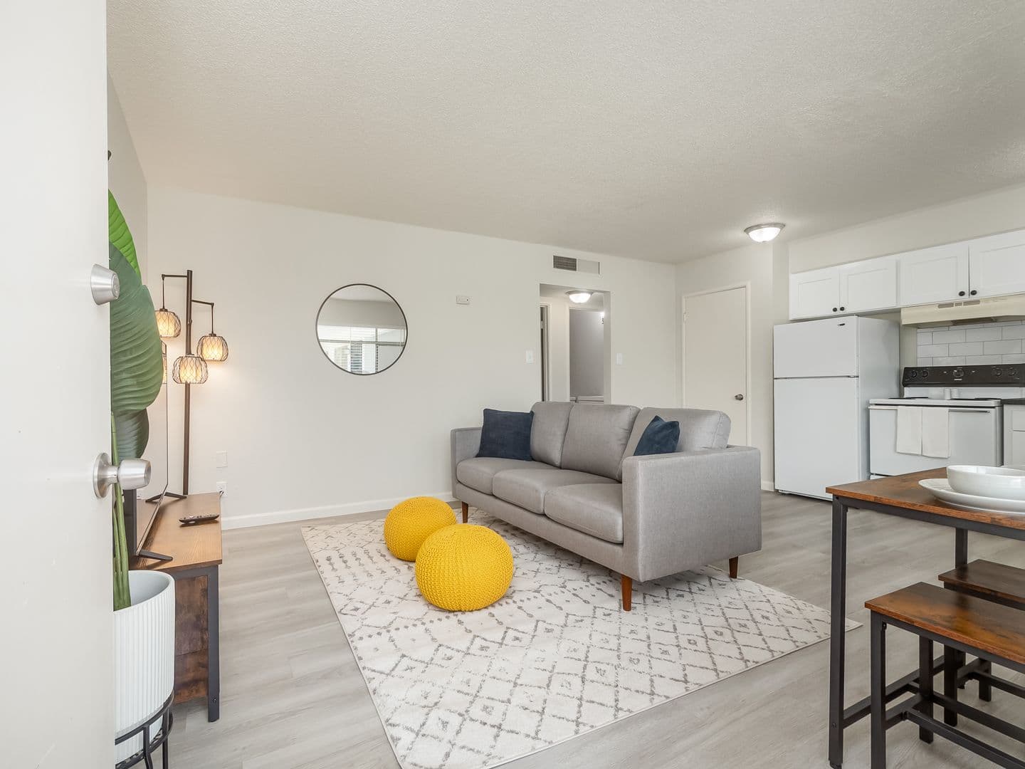 Fresno Apartment: 1529-1557 E. Ashlan Avenue