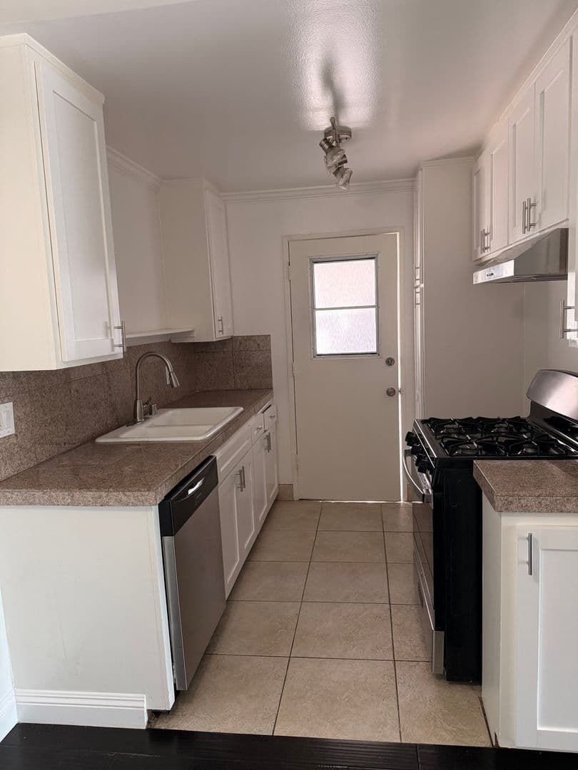 REDONDO BEACH Apartment: 233 S. Juanita Ave