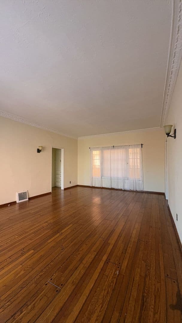 Los Angeles Apartment: 6022 W. 8th St