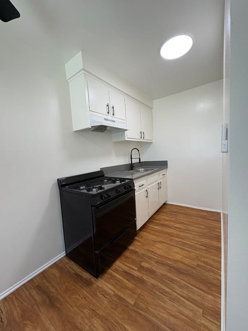 LAWNDALE Apartment: 4573 W. 173rd
