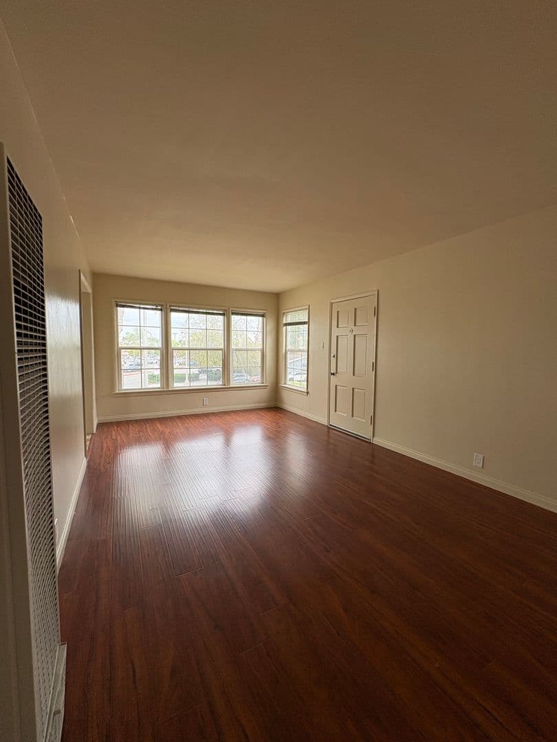LONG BEACH Apartment: 830 San Antonio Dr.