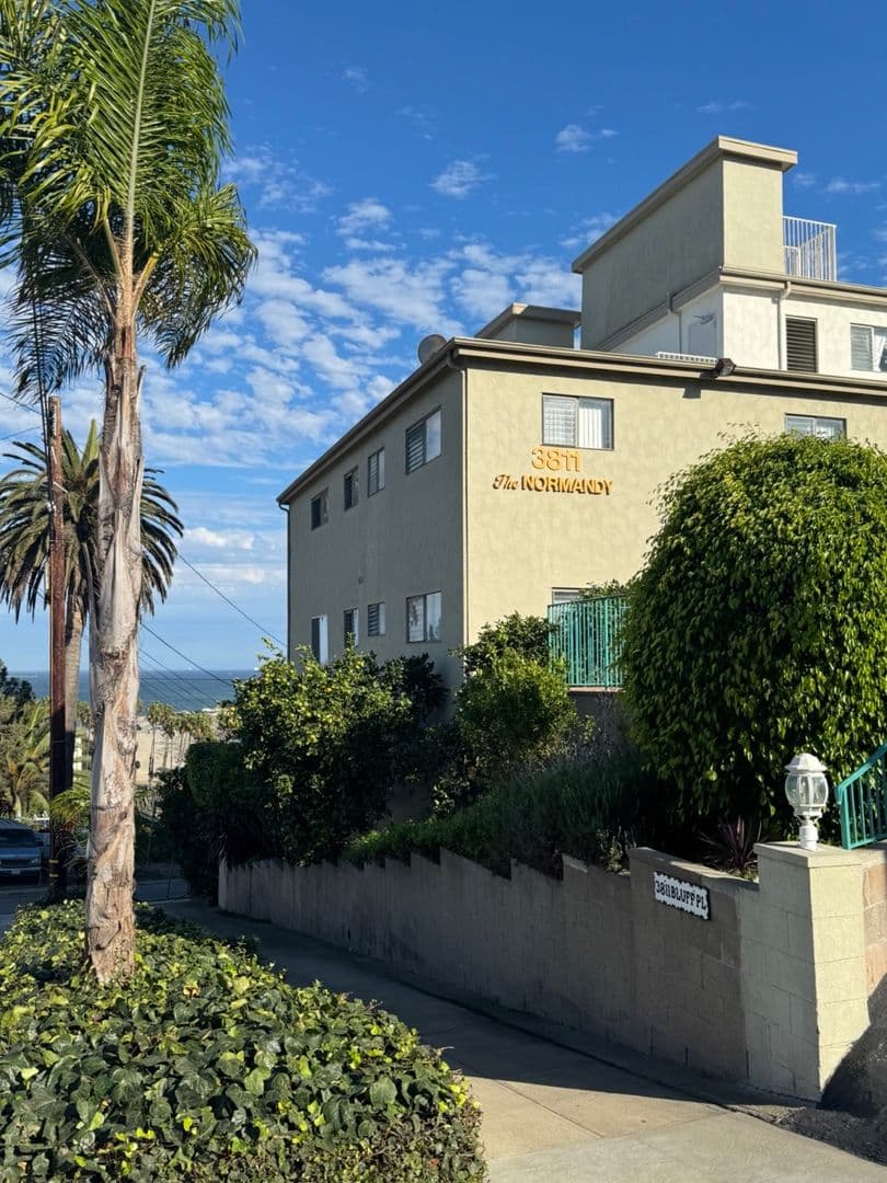 SAN PEDRO Apartment: 3811 Bluff Place.