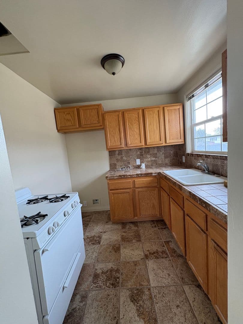 LONG BEACH Apartment: 830 San Antonio Dr.