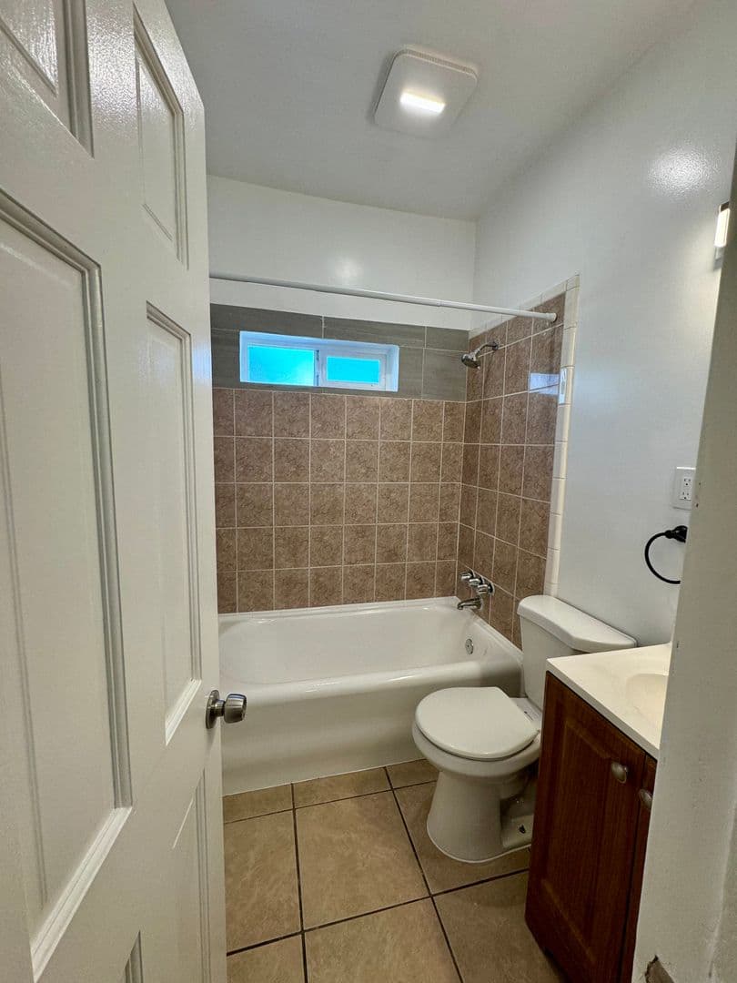 Los Angeles Apartment: 823 N. Gower Street
