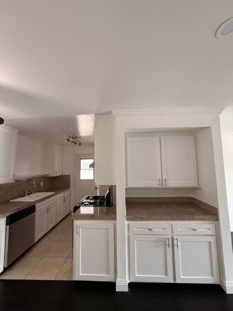 REDONDO BEACH Apartment: 233 S. Juanita Ave