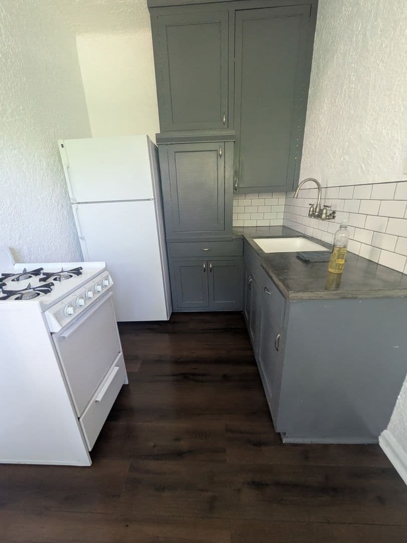 Los Angeles Apartment: 823 N. Gower Street