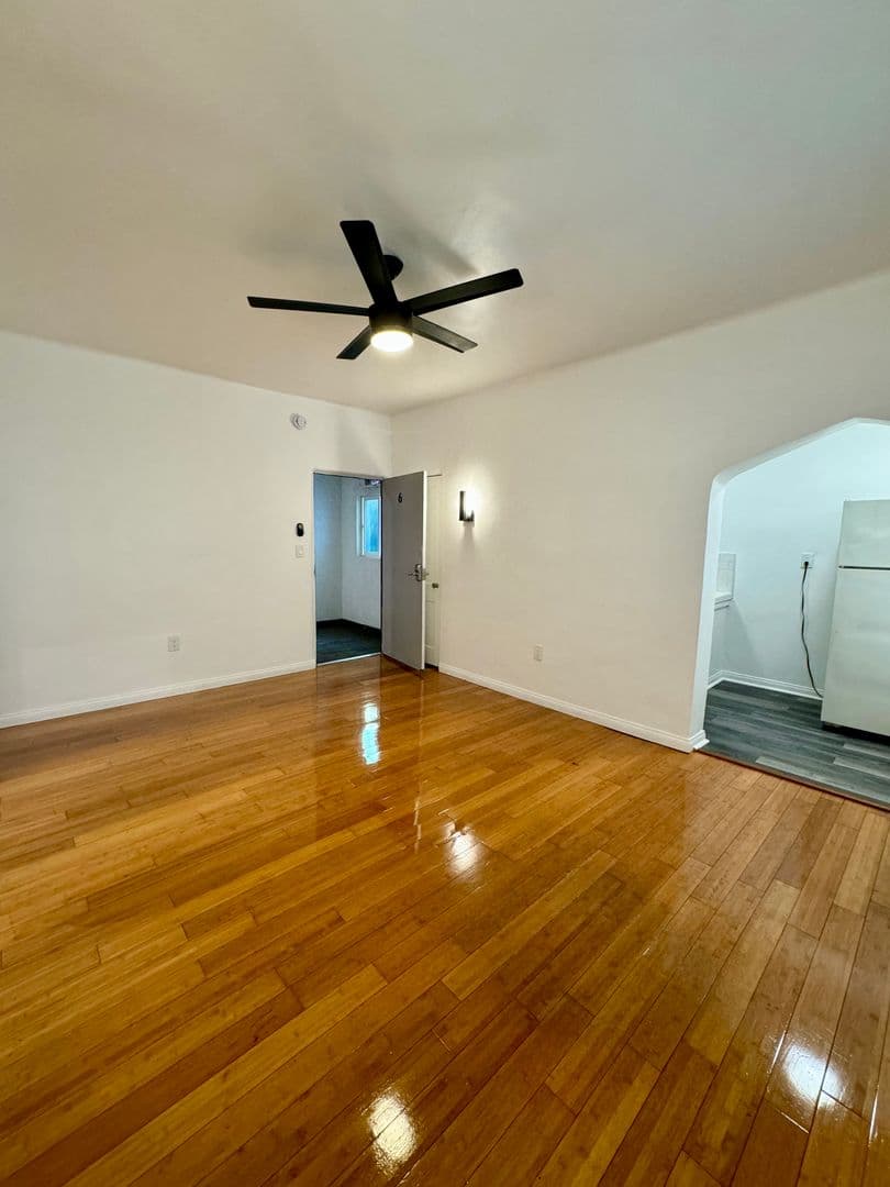Los Angeles Apartment: 823 N. Gower Street