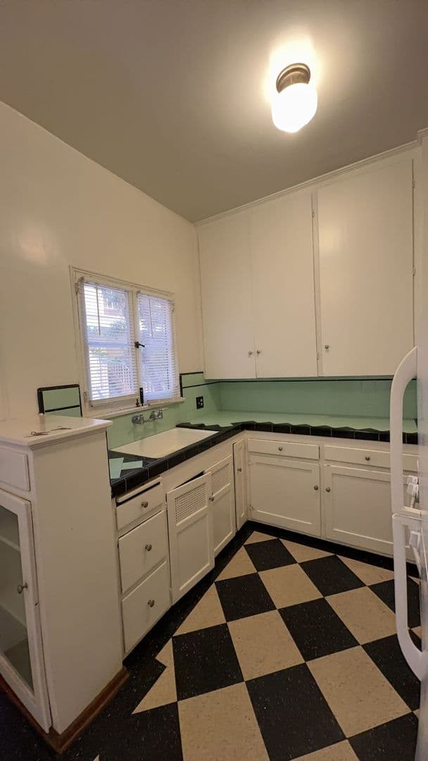 Los Angeles Apartment: 6022 W. 8th St