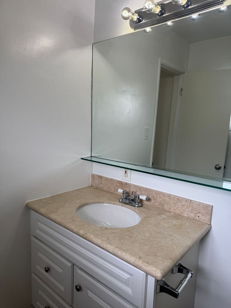 SAN PEDRO Apartment: 3811 Bluff Place.
