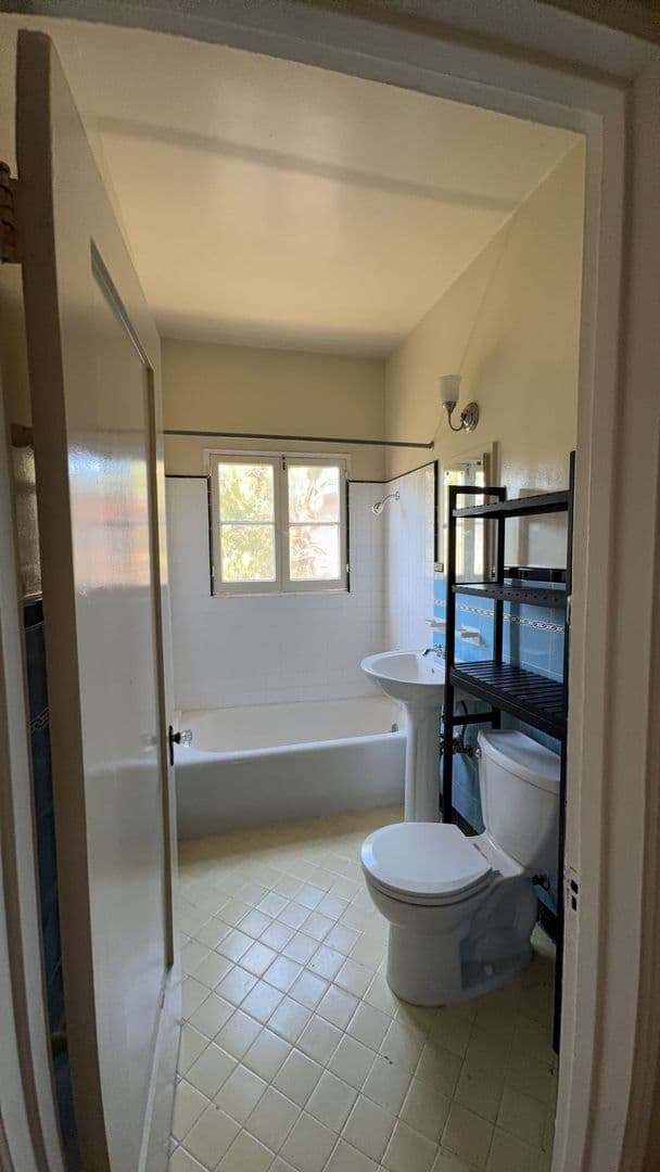Los Angeles Apartment: 6022 W. 8th St