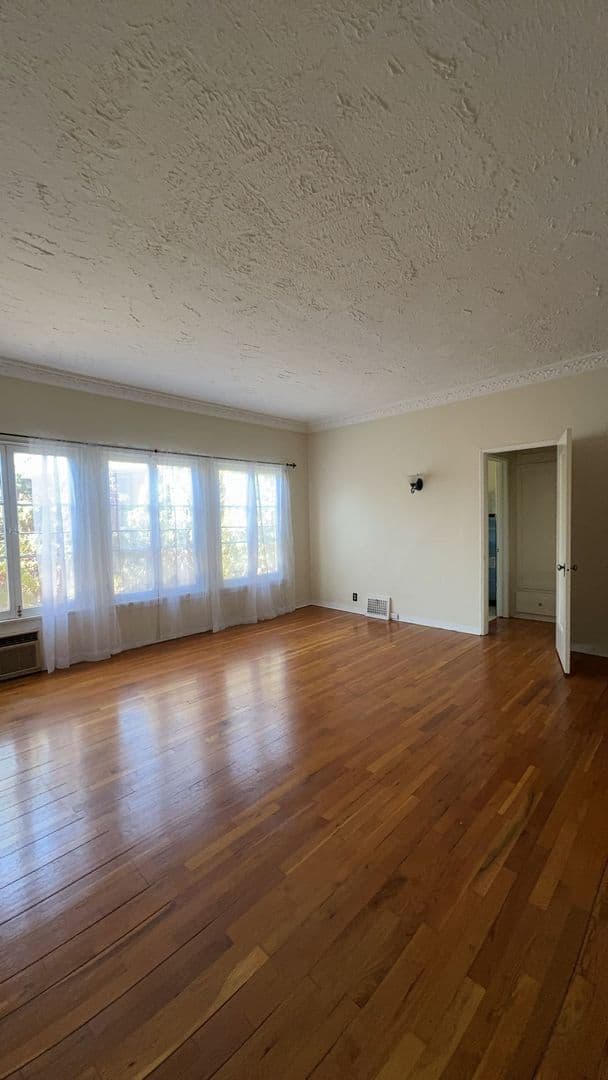 Los Angeles Apartment: 6022 W. 8th St