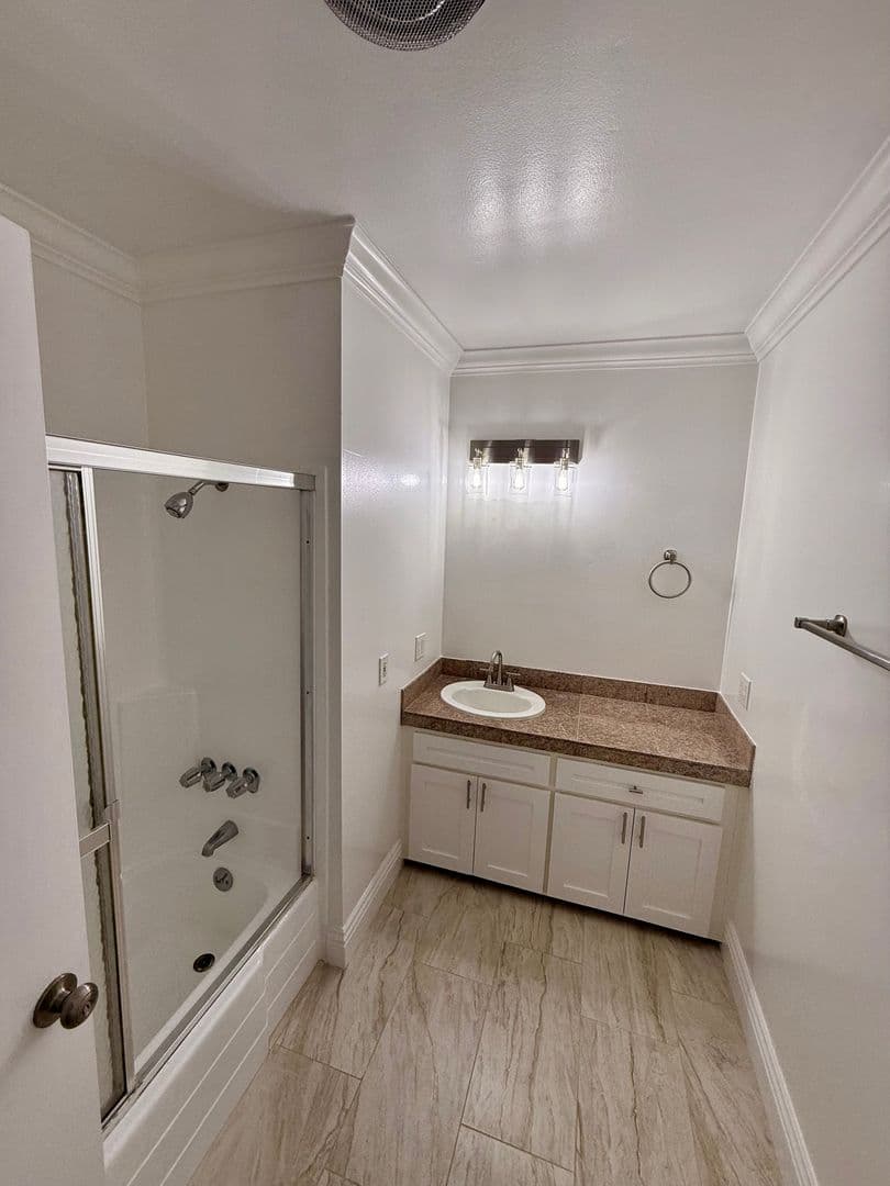 REDONDO BEACH Apartment: 233 S. Juanita Ave