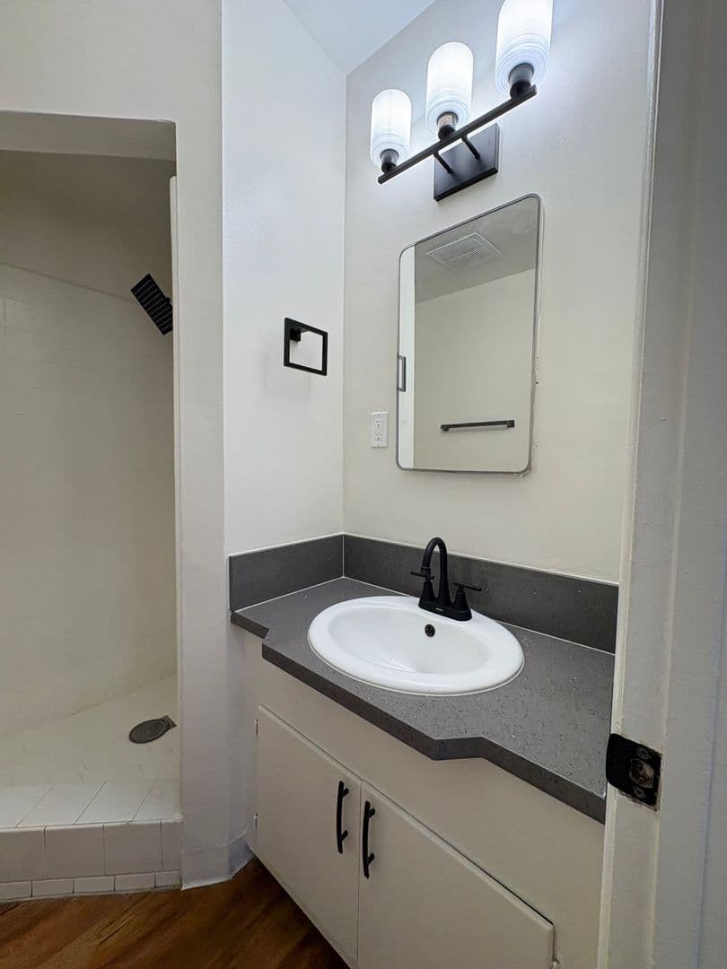 LAWNDALE Apartment: 4573 W. 173rd