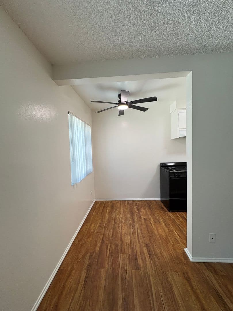 LAWNDALE Apartment: 4573 W. 173rd