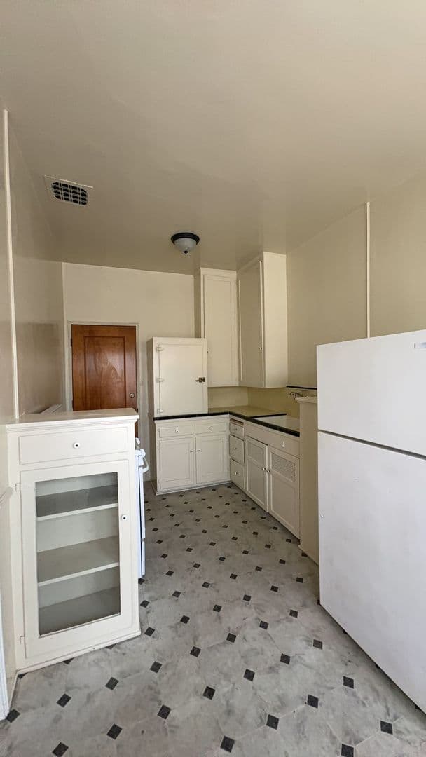 Los Angeles Apartment: 6022 W. 8th St