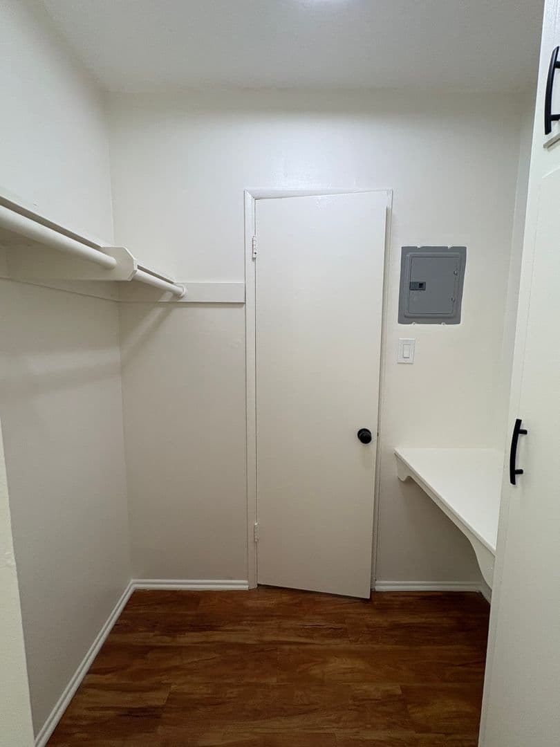 LAWNDALE Apartment: 4573 W. 173rd