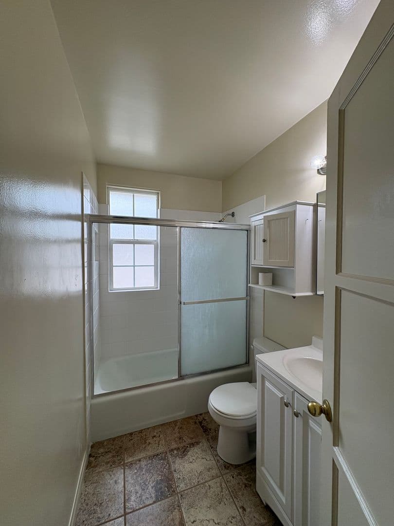 LONG BEACH Apartment: 830 San Antonio Dr.
