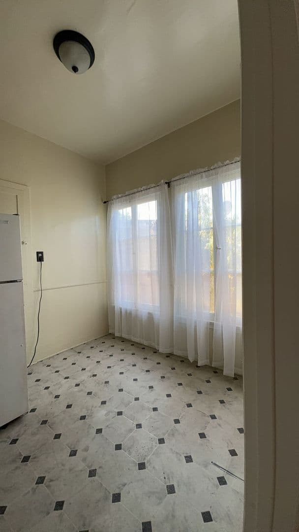 Los Angeles Apartment: 6022 W. 8th St