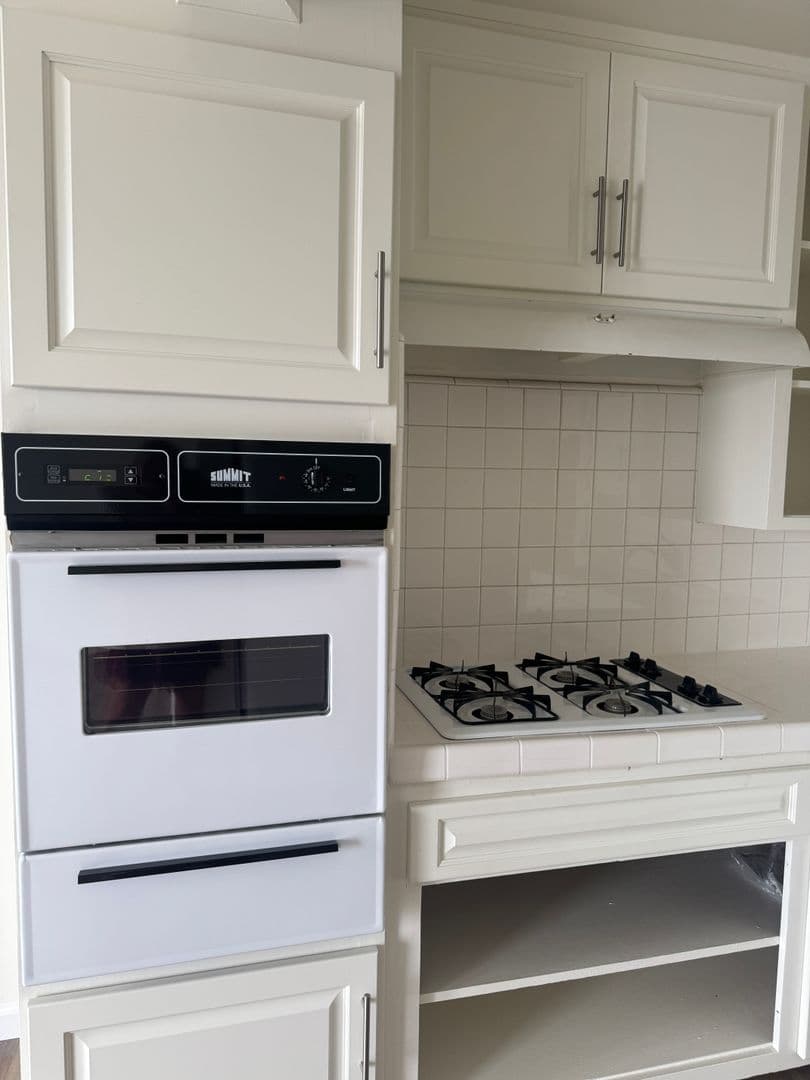 SAN PEDRO Apartment: 3811 Bluff Place.