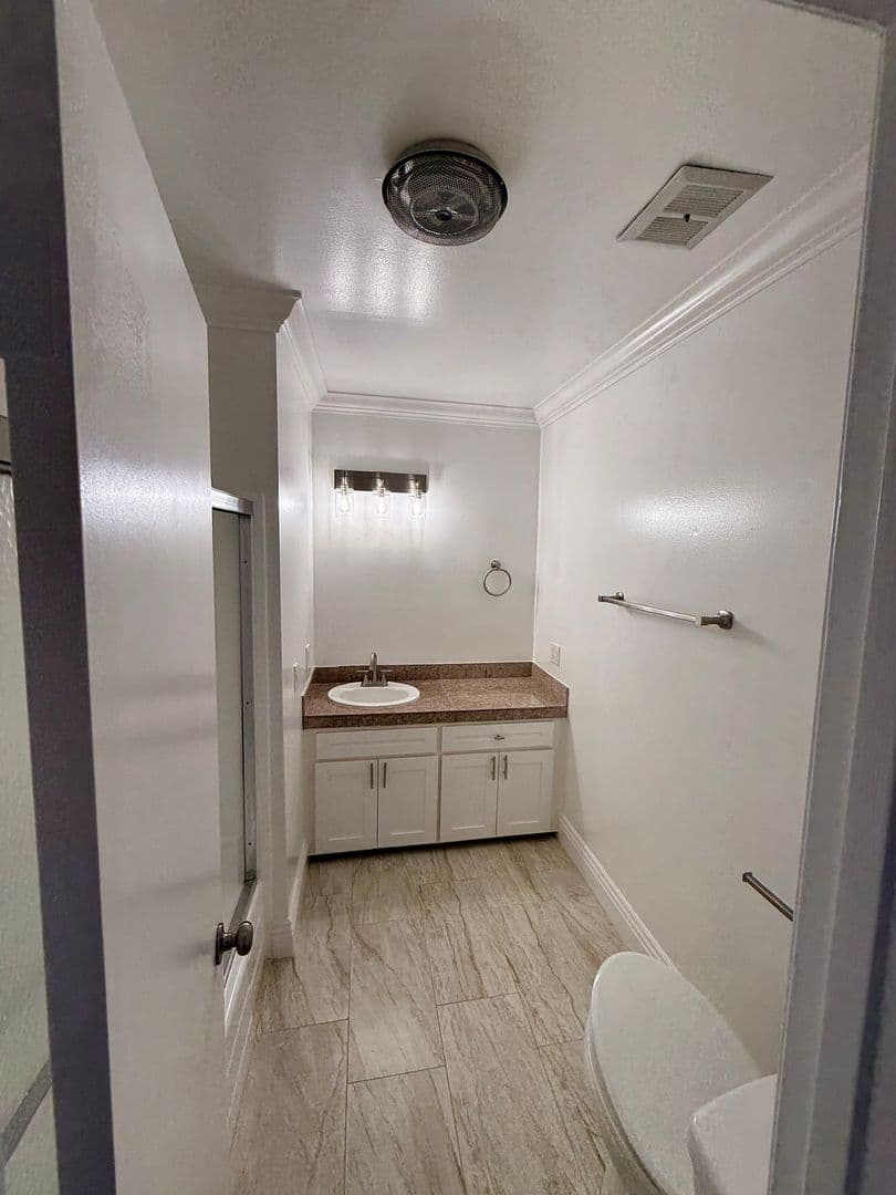 REDONDO BEACH Apartment: 233 S. Juanita Ave