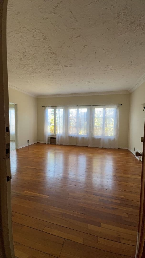 Los Angeles Apartment: 6022 W. 8th St