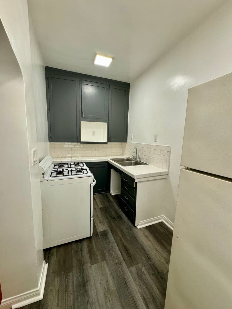 Los Angeles Apartment: 823 N. Gower Street