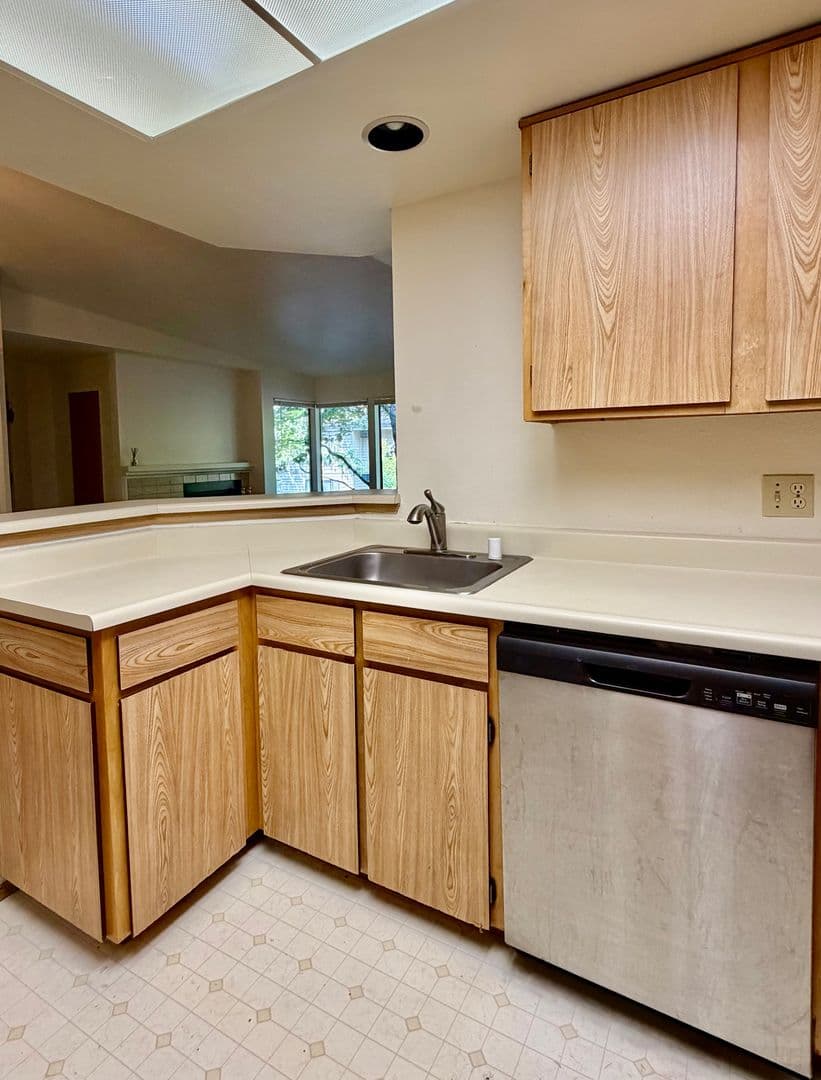 Bellevue Condo: 1276 Bellevue Way NE #4