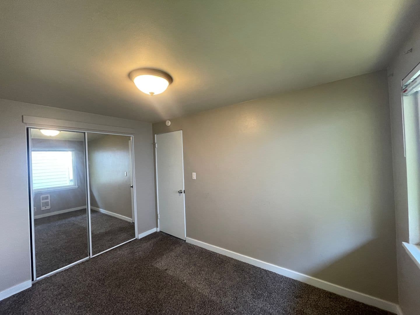 Seattle Apartment: 825 W Nickerson St
