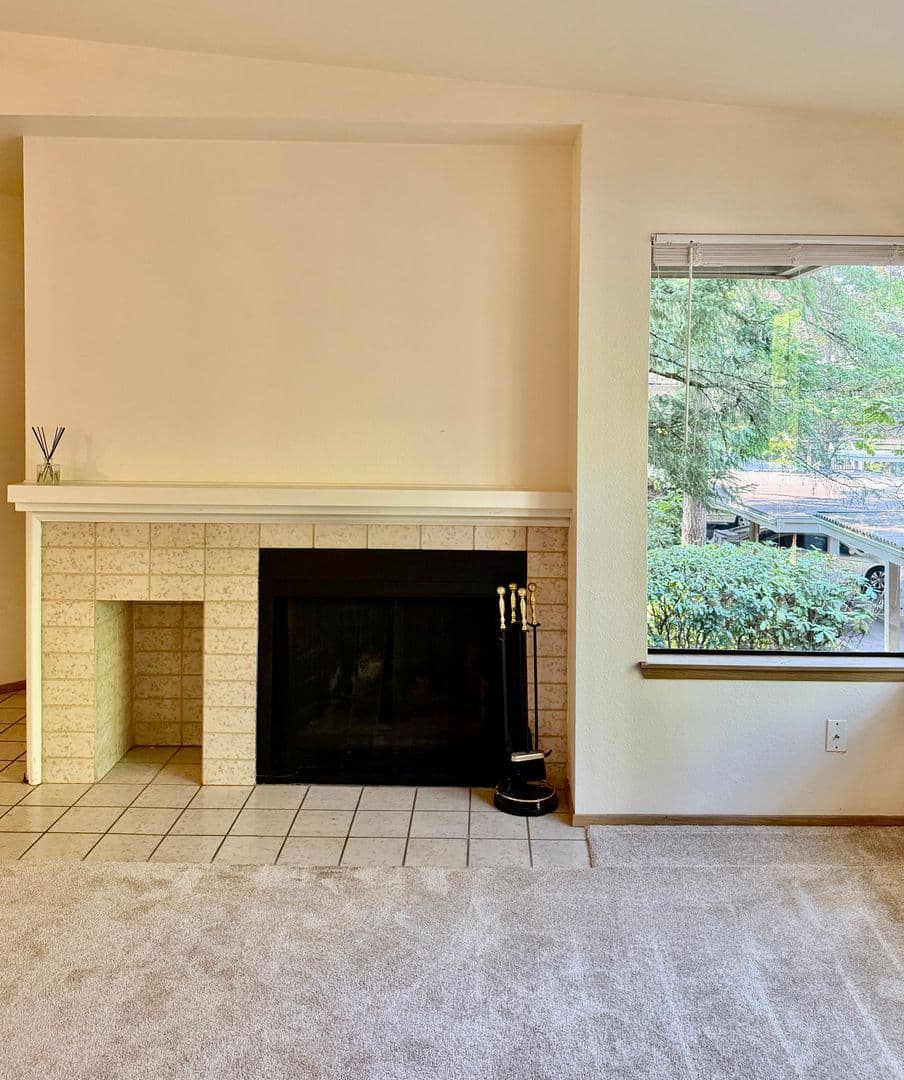 Bellevue Condo: 1276 Bellevue Way NE #4