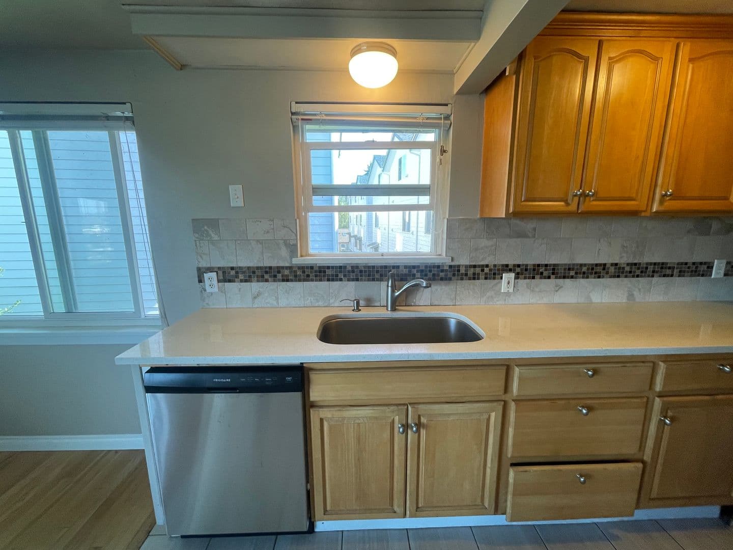 Seattle Apartment: 825 W Nickerson St