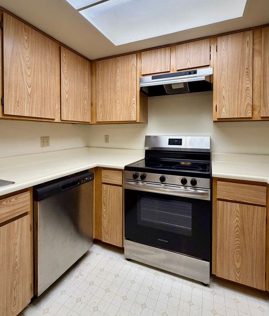 Bellevue Condo: 1276 Bellevue Way NE #4