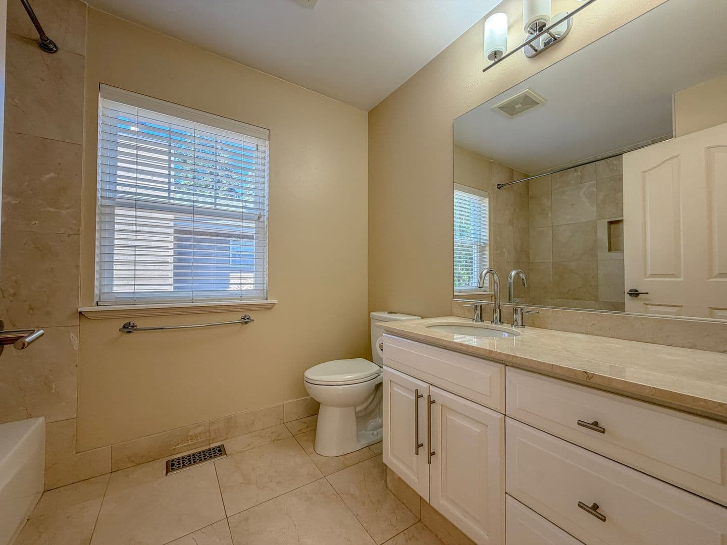 Kenmore House: 9017 NE 145th Pl