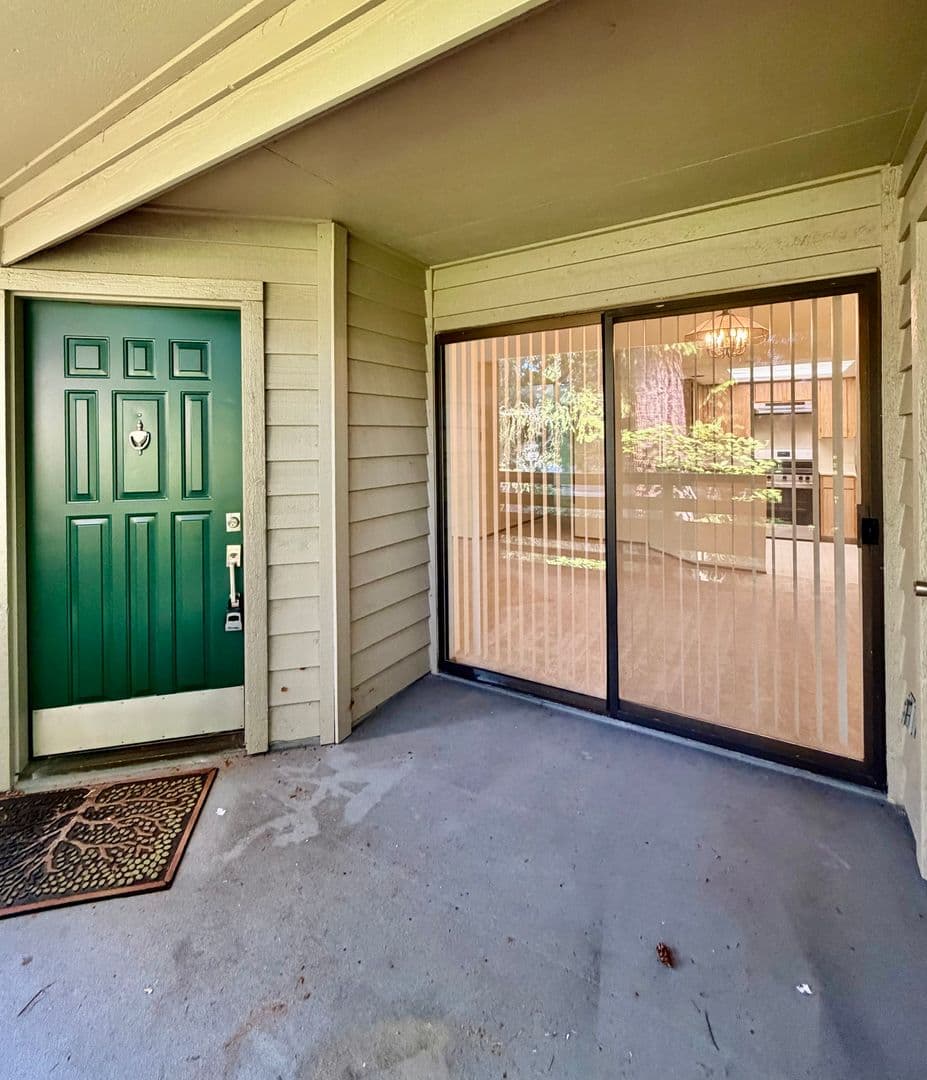 Bellevue Condo: 1276 Bellevue Way NE #4