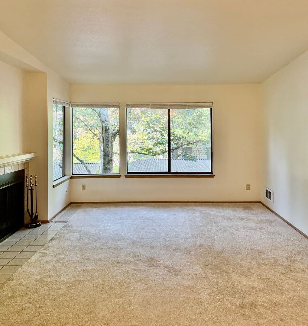 Bellevue Condo: 1276 Bellevue Way NE #4