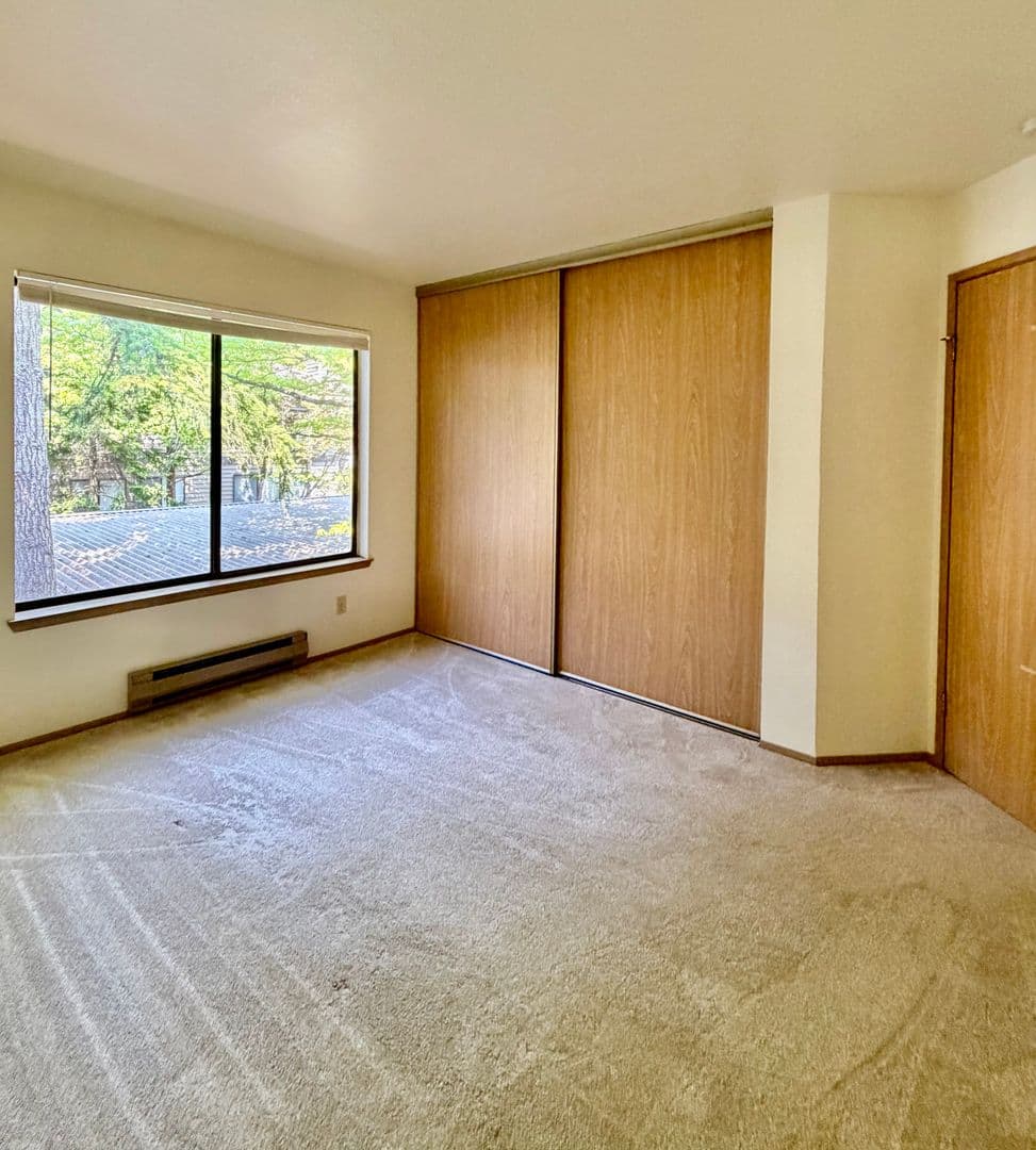 Bellevue Condo: 1276 Bellevue Way NE #4