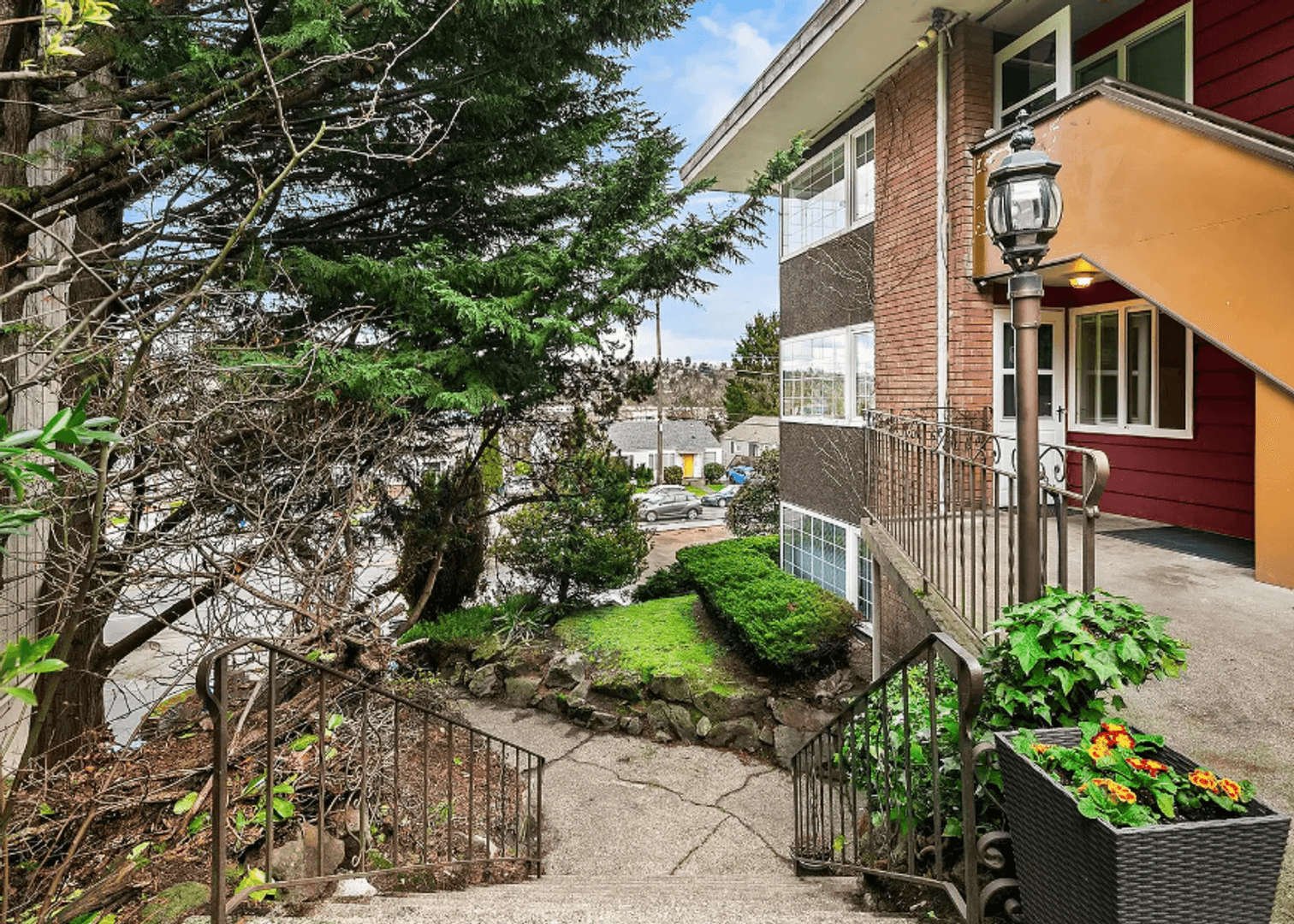 Seattle Apartment: 825 W Nickerson St