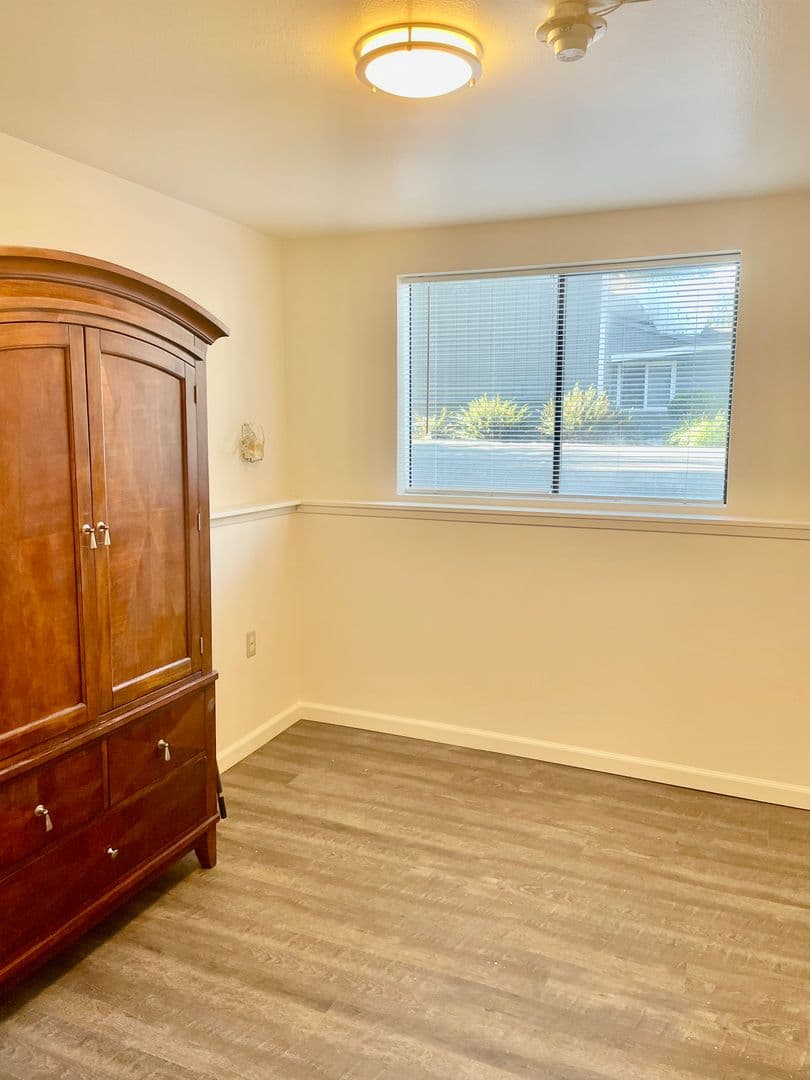 Edmonds Apartment: 23523 Edmonds Way