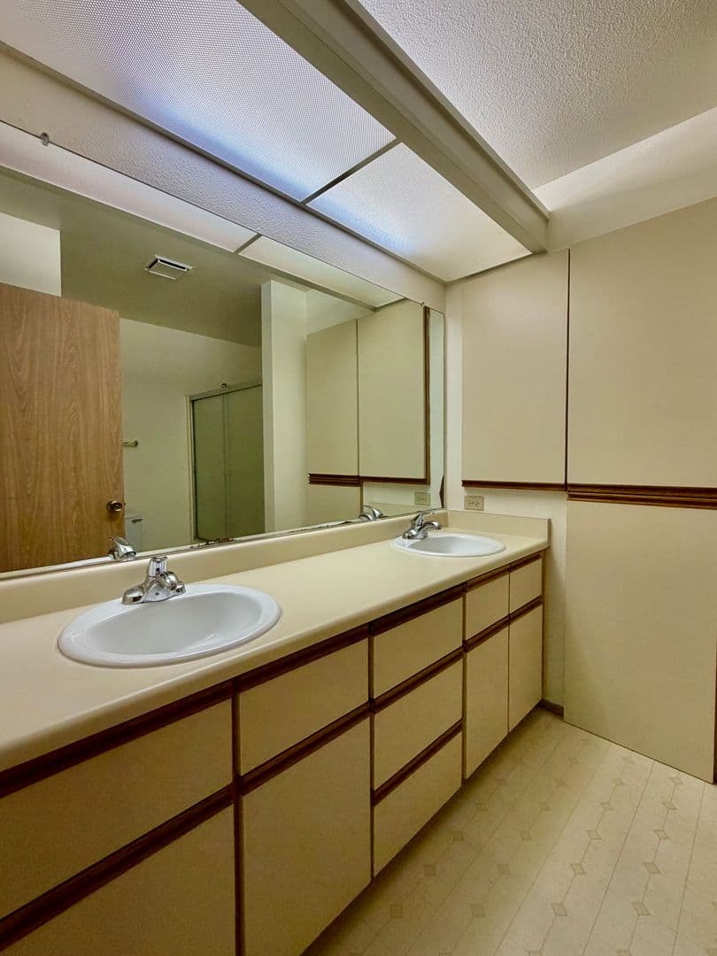 Bellevue Condo: 1276 Bellevue Way NE #4
